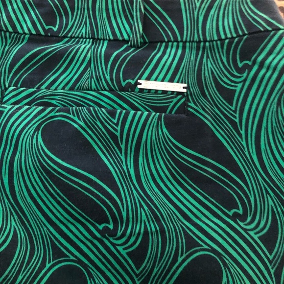 Micheal Kors size 14 green print shorts flat front with stretch - Picture 3 of 6
